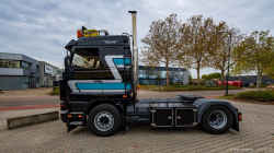 20251019-Tom-Holding-00005